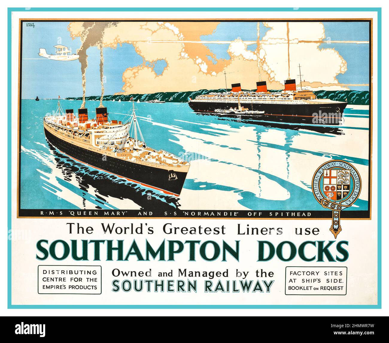 1938 Southampton Docks Southern Railway affiche d'illustration ancienne. 1930s avec le R.M.S. La reine Mary et le S.S. Normandie de Spithead, « The World's Greatest Liners Use Southampton Docks » (propriété et gestion de Southern Railway), artiste Leslie Carr Banque D'Images