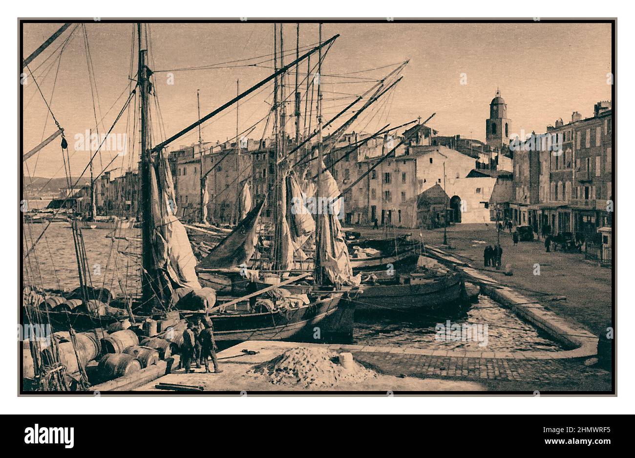 Vintage années 1890 Saint Tropez historique rétro bateaux de pêche à voile & port Côte d'Azur, Sud de la France Banque D'Images
