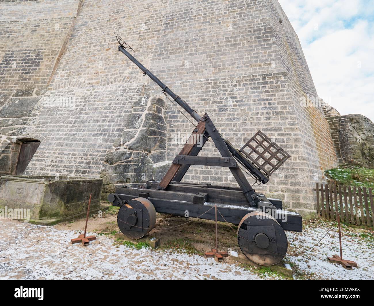 Catapulte historique des guerres hussites. Hrad Kost, Tchéquie. Construction en bois d'armes de guerre. Banque D'Images