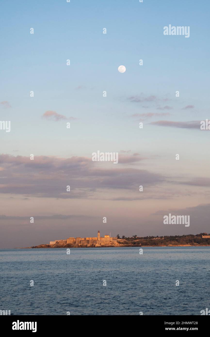 Super Blood Wolf Moon au crépuscule sur le front de mer de Malecon à la Havane, Cuba. Banque D'Images