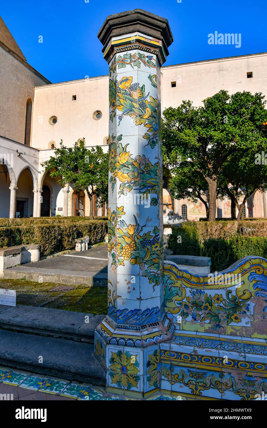 Naples, Italie, 02/13/2022. Une colonne de la cour intérieure du monastère de Santa Chiara, décorée de majolique peinte, construite dans le 17th centur Banque D'Images