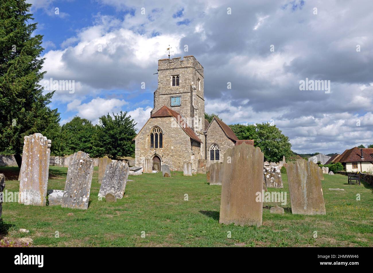 Eglise St Mary's and All Saints, Boxley, Kent, Royaume-Uni. Belle vieille église anglaise avec ciel bleu et nuages derrière Banque D'Images