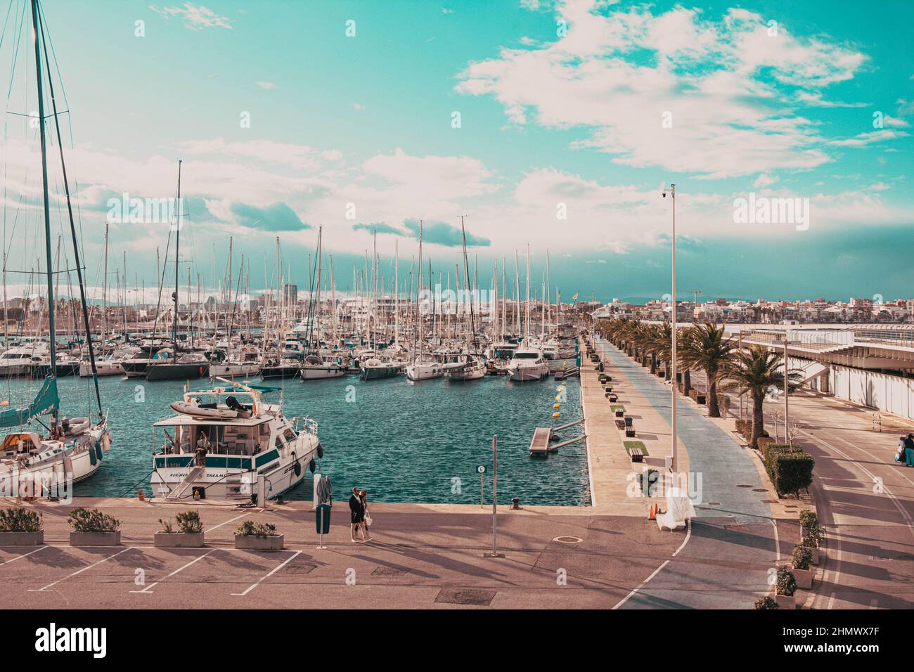 VALENCE , ESPAGNE - 6 DÉCEMBRE 2021: Yachts et bateaux dans le port de plaisance de Valence Banque D'Images