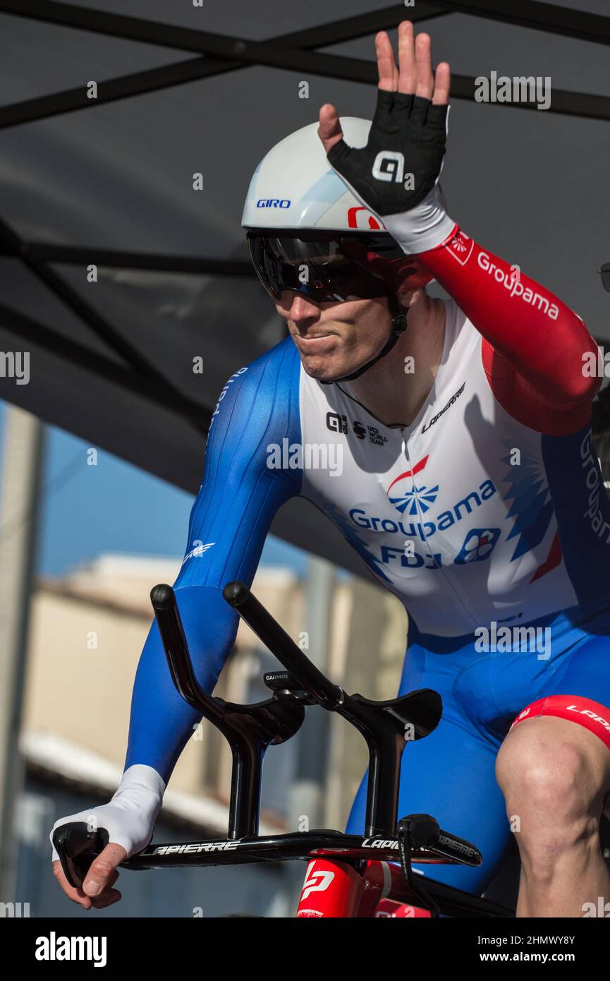 Arnaud Demare (équipe Groupama FDJ) vu alerte au début du prologue.l'édition 7th du Tour de la Provence a lieu du 10 au 13 février 2022. La course a 3 étapes et un prologue. Le prologue est un essai de 7,1 kilomètres dans la ville de Berre-l'etang (Bouches-du-Rhône). Le gagnant du prologue est Filippo Ganna. Crédit : SOPA Images Limited/Alamy Live News Banque D'Images