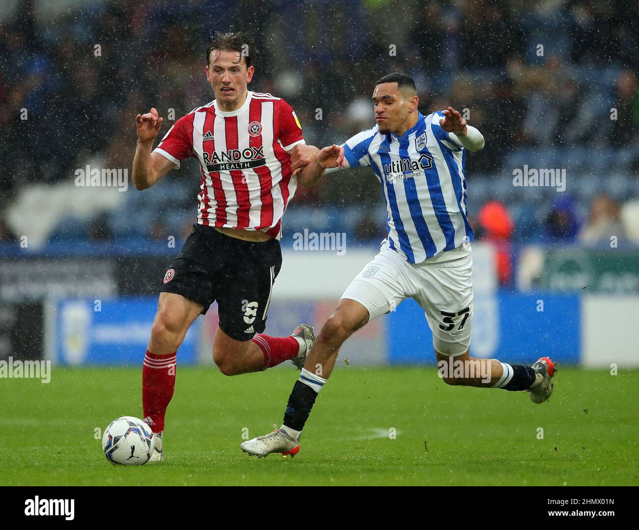 Sheffield, Angleterre, le 9th février 2022. Sander Berge, de Sheffield Utd, défié par Jon Russell, de Huddersfield Town, lors du match de championnat Sky Bet au stade John Smith, Huddersfield. Crédit photo à lire: Simon Bellis / Sportimage crédit: Sportimage / Alay Live News Banque D'Images