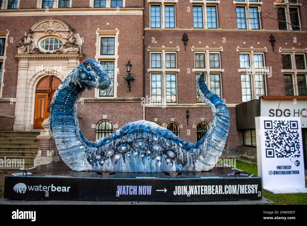 Vue sur le légendaire monstre marin écossais fabriqué avec des jeans recyclés. Lors de la célébration du COP26 à Glasgow, WaterBear s'est associé à l'artiste Billie Achilleos et à la marque circulaire de denim MUD Jeans pour créer une sculpture du légendaire monstre marin d'Écosse. En raison de la semaine néerlandaise de la circularité, cette sculpture durable peut être vue devant la TENUE du bâtiment du Royal Tropical Institute d'Amsterdam pour poursuivre sa mission de souligner le besoin critique d'une économie circulaire. 5 mètres de long et avec la peau faite de 800 jeans recyclés, le désordre est un rappel frappant de la monstrueuse Banque D'Images