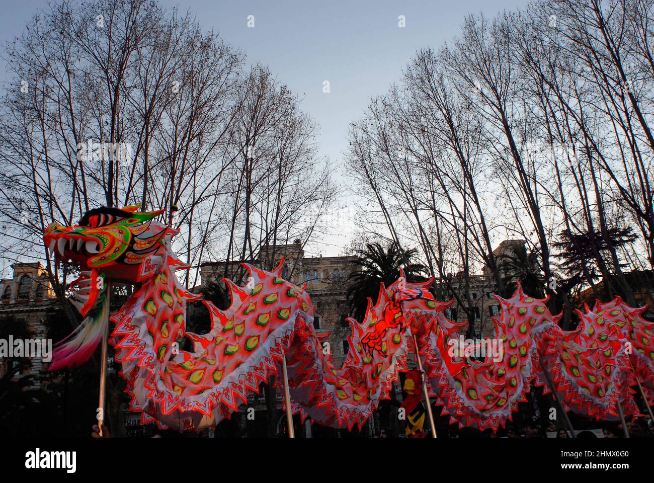 Rome, Italie 09/02/2008: Défilé de dragons chinois traditionnels à travers les rues d'Esquilino à l'occasion du nouvel an chinois. ©Andrea Sabbadini Banque D'Images