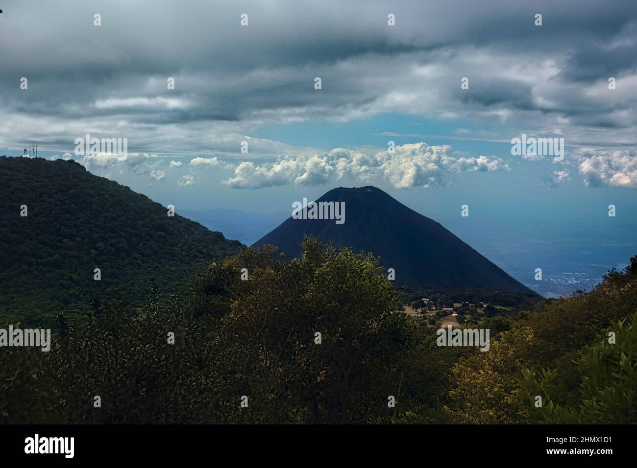 Vue sur le volcan Izalco lors de la randonnée jusqu'à Santa Ana, Parc national Cerro Verde, El Salvador Banque D'Images