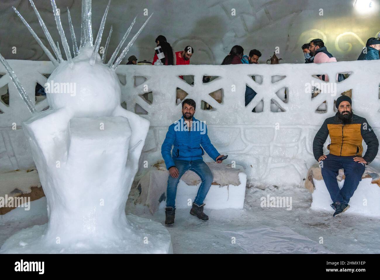 Baramulla, Inde. 12th févr. 2022. Des hommes s'assoient à l'intérieur du café igloo à Gulmarg. Avec une hauteur de 37,5 pieds et un diamètre de 44,5 pieds, un igloo Cafè, prétendu être le plus grand du monde, est arrivé à la célèbre station de ski de Gulmarg à Jammu et Cachemire, et est devenu un centre d'attraction pour les touristes. (Photo par Irrees Abbas/SOPA Images/Sipa USA) crédit: SIPA USA/Alay Live News Banque D'Images