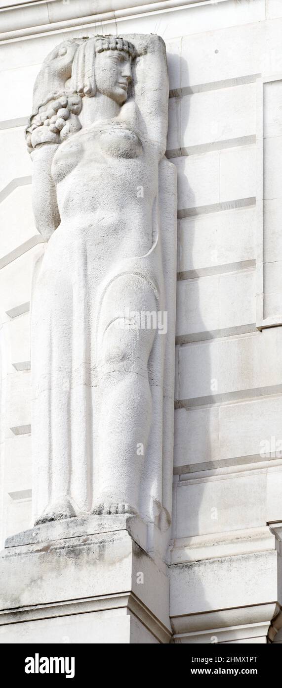 Sculpture en pierre sur le mur de la Banque d'Angleterre, Threadneedle St, ville de Londres, Angleterre. Banque D'Images