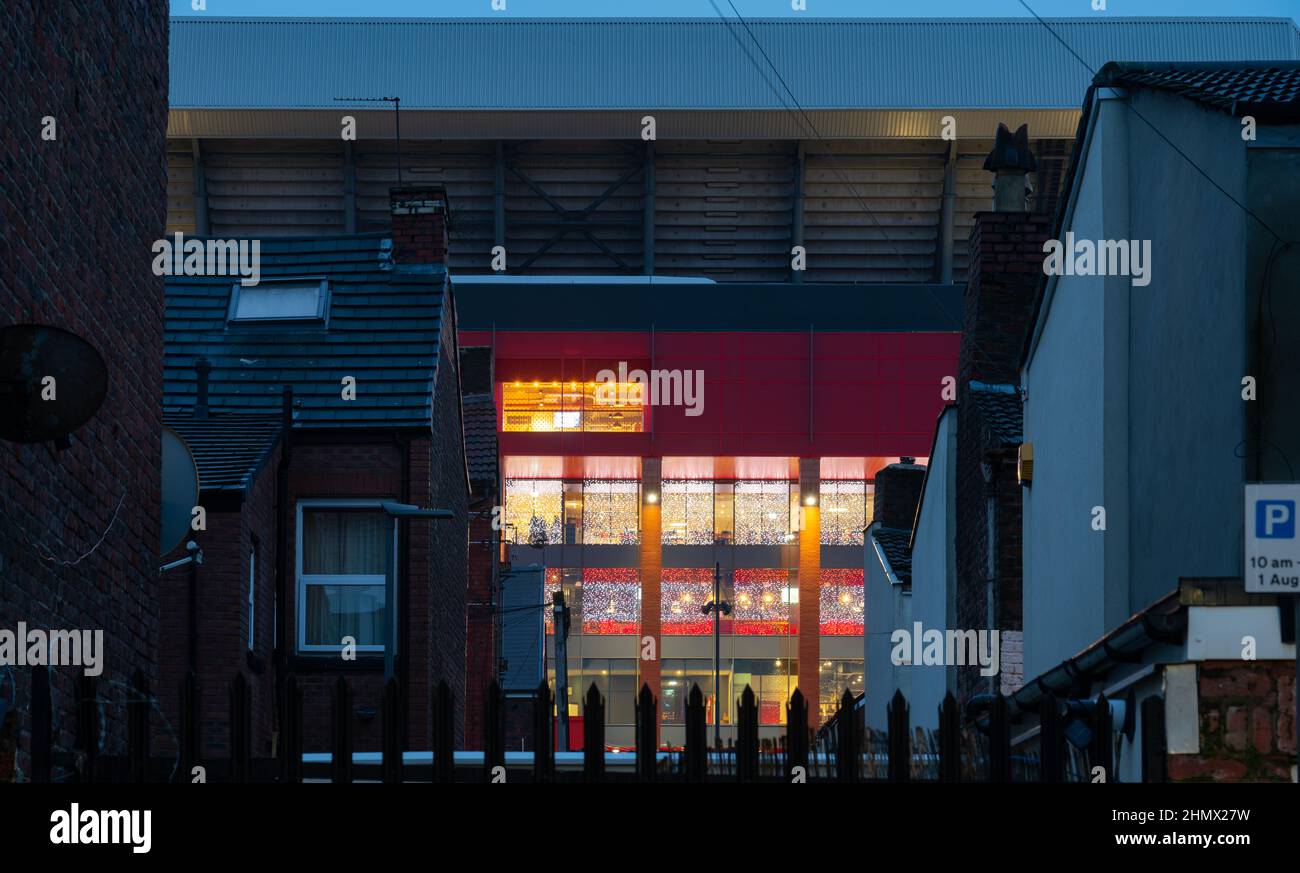 Le stand principal du club de football de Liverpool à Anfield, qui surplombe ses maisons mitoyennes voisines. Photo prise en décembre 2021. Banque D'Images