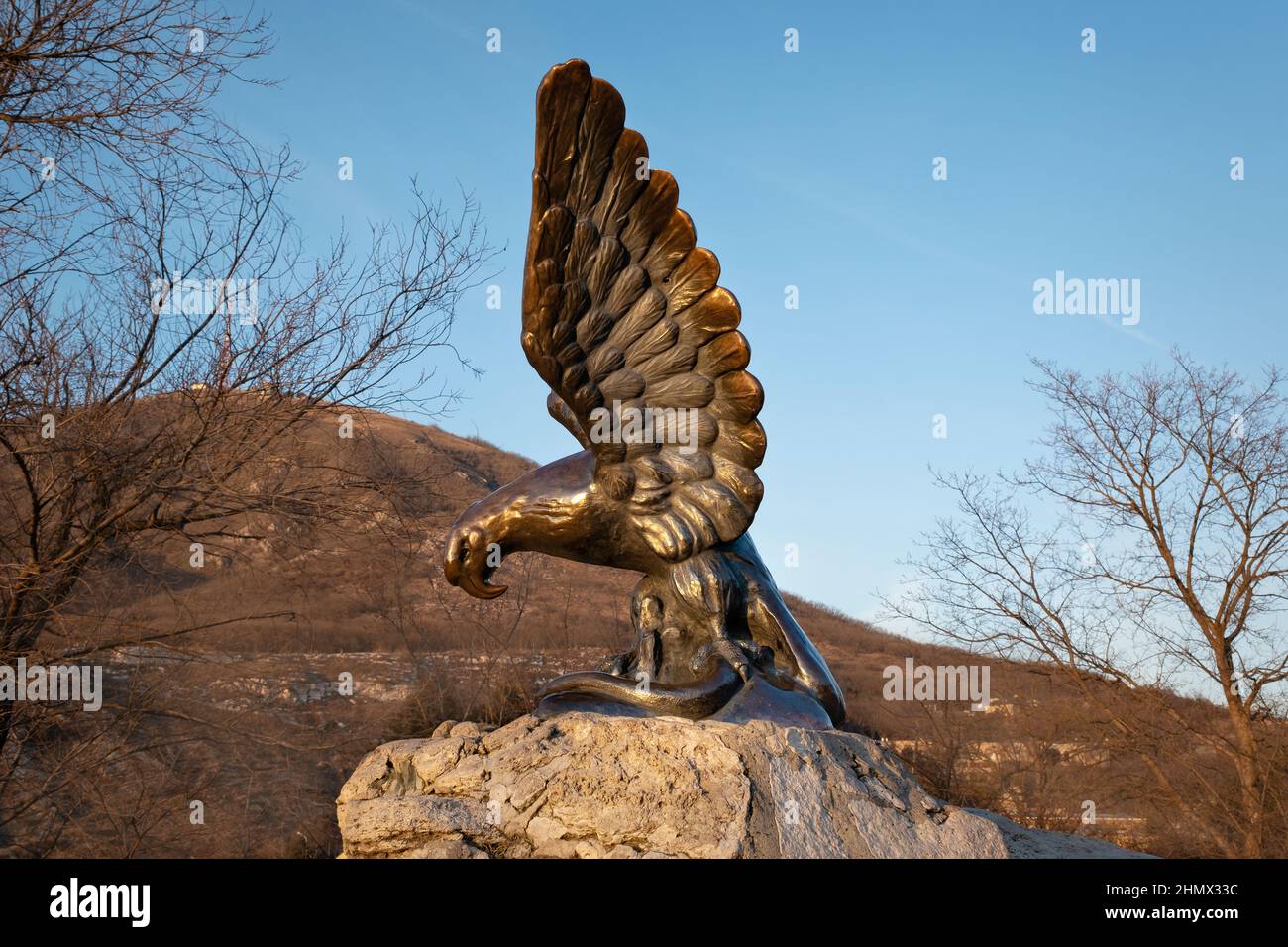 L'aigle sur la montagne de Mashuk. Emblèmes de Pyatigorsk. Caucase du Nord Banque D'Images