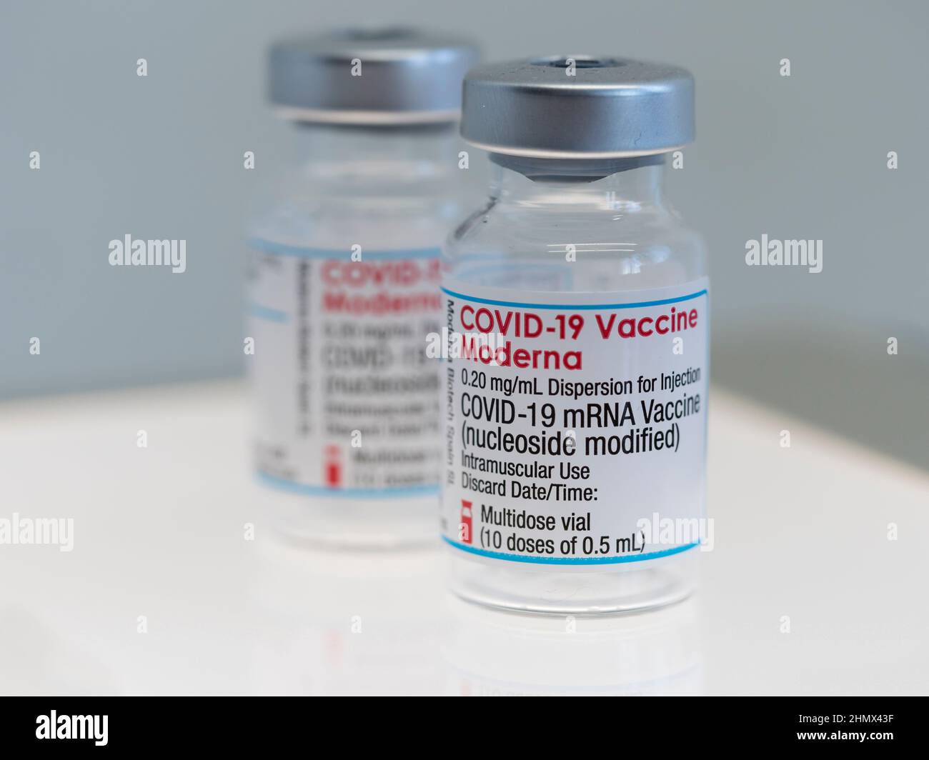 Gros plan de deux flacons avec le vaccin Moderna Covid-19 Banque D'Images