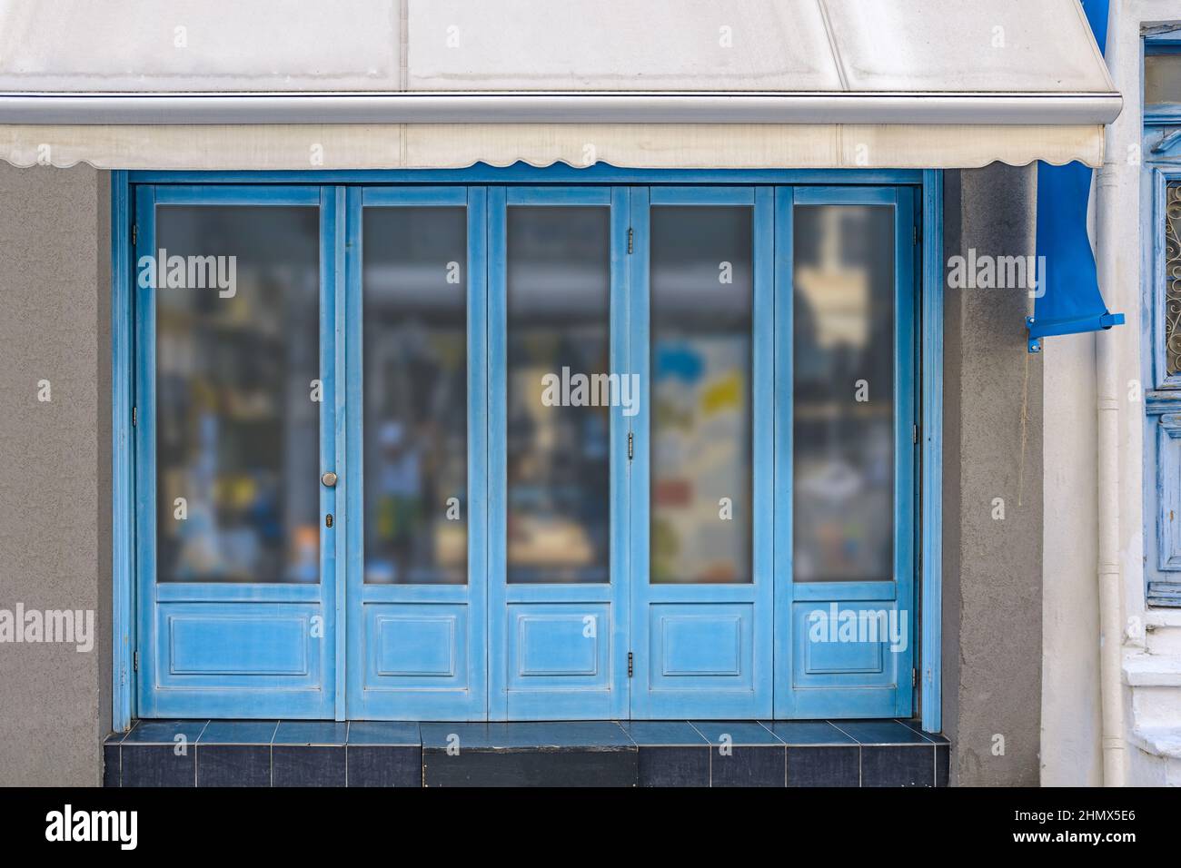 Façade en bois peinte en bleu d'une boutique de la salle de vente Banque D'Images