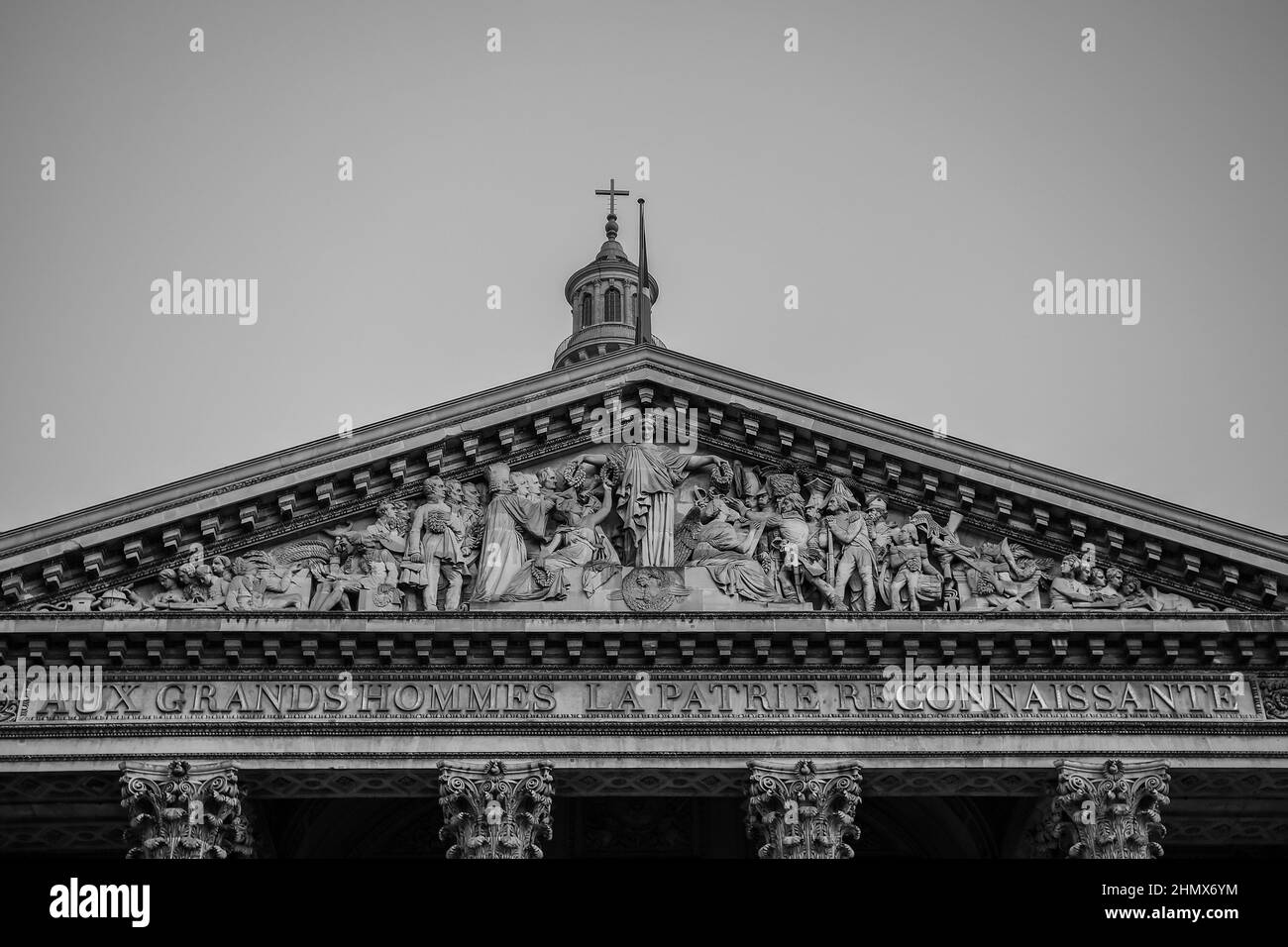 Paris, France - 11 février 2021 : vue des sculptures sur le panthéon de Paris et de la lune dans le ciel en noir et blanc Banque D'Images Paris, France - 11 février 2021 : vue des sculptures sur le panthéon de Paris et de la lune dans le ciel en noir et blanc Banque D'Images