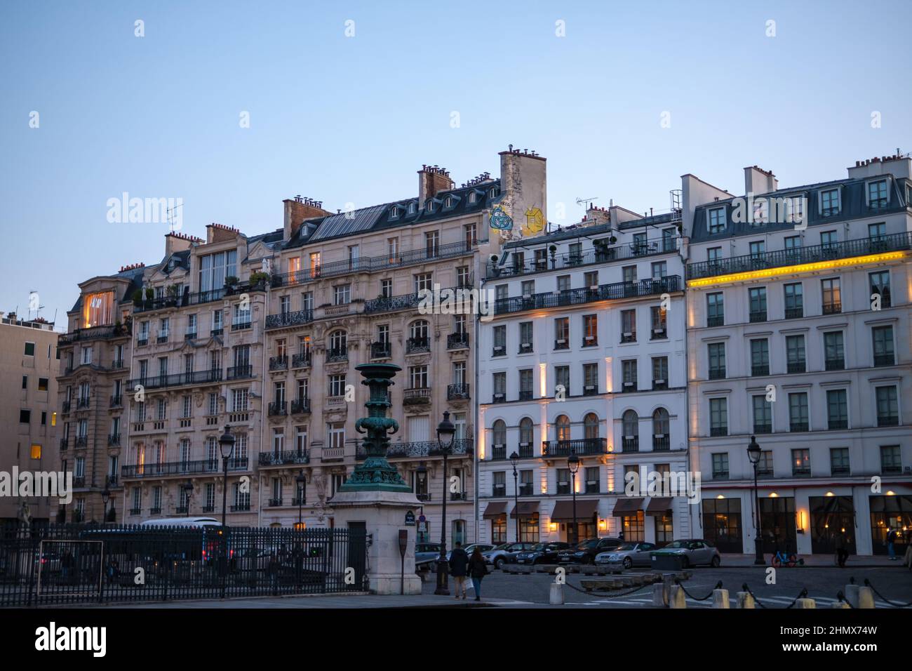 Paris, France - 11 février 2022 : vue sur les bâtiments résidentiels français typiques à côté du Panthéon de Paris Banque D'Images