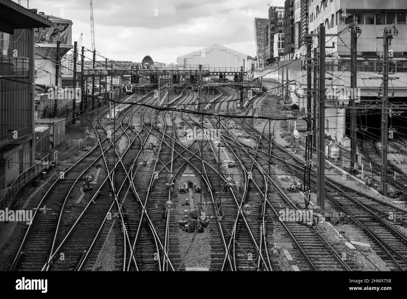 Vue sur les voies ferrées et les intersections de la gare d'Austerlitz à Paris FRANCE en noir et blanc Banque D'Images