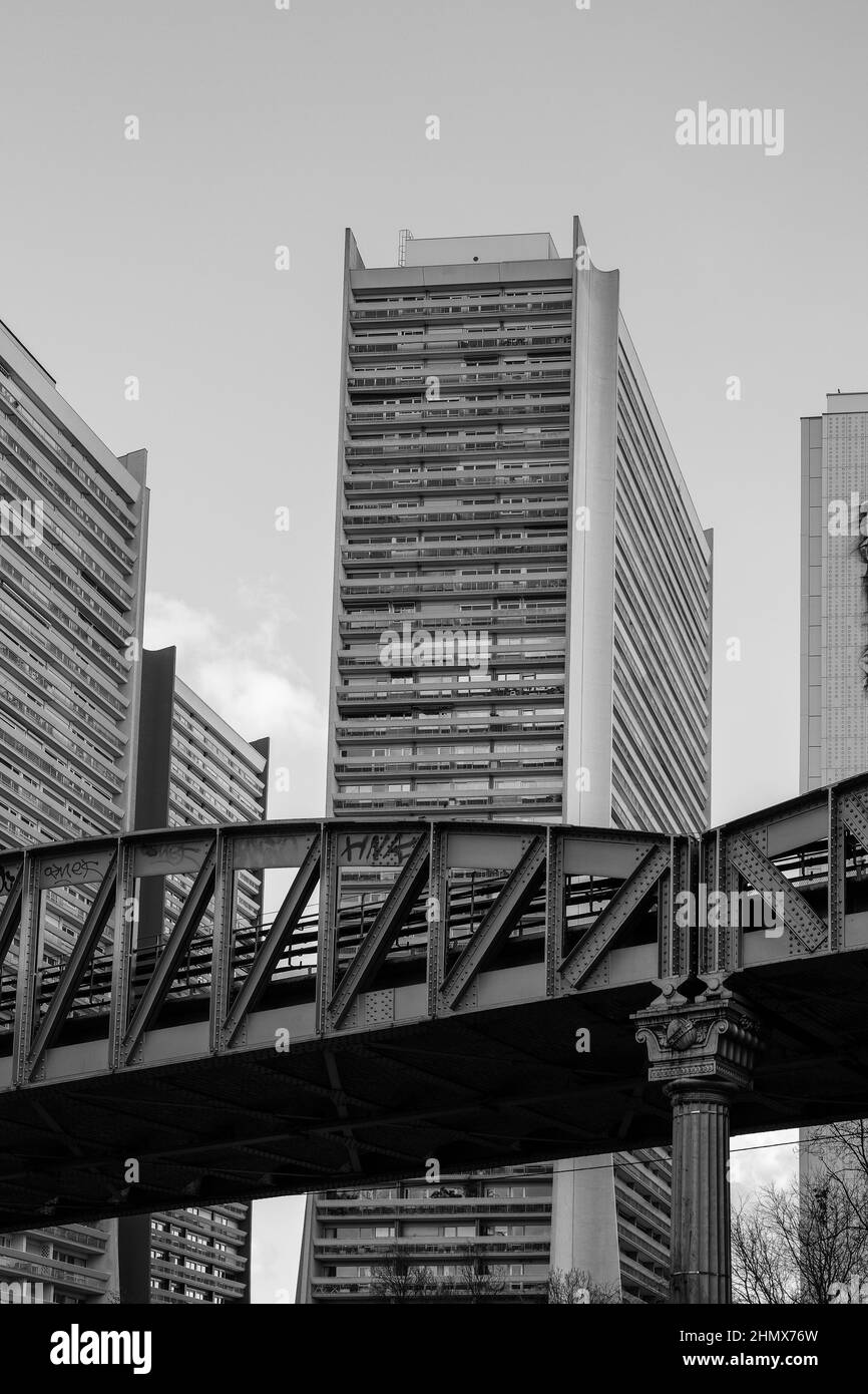 Un pont utilisé par les métros de Paris et gratte-ciel bâtiments résidentiels en arrière-plan à Paris France en noir et blanc Banque D'Images