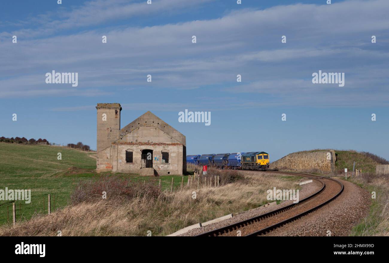 Locomotive Freightliner de classe 66 sur la branche Boulby,Teesside avec un train de marchandises à Boulby pour le chargement avec du sel de roche. Passage de Brotton fan House Banque D'Images