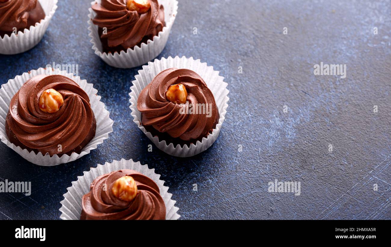 Meringue, gâteaux au chocolat pavlova avec crème et noix. Banque D'Images