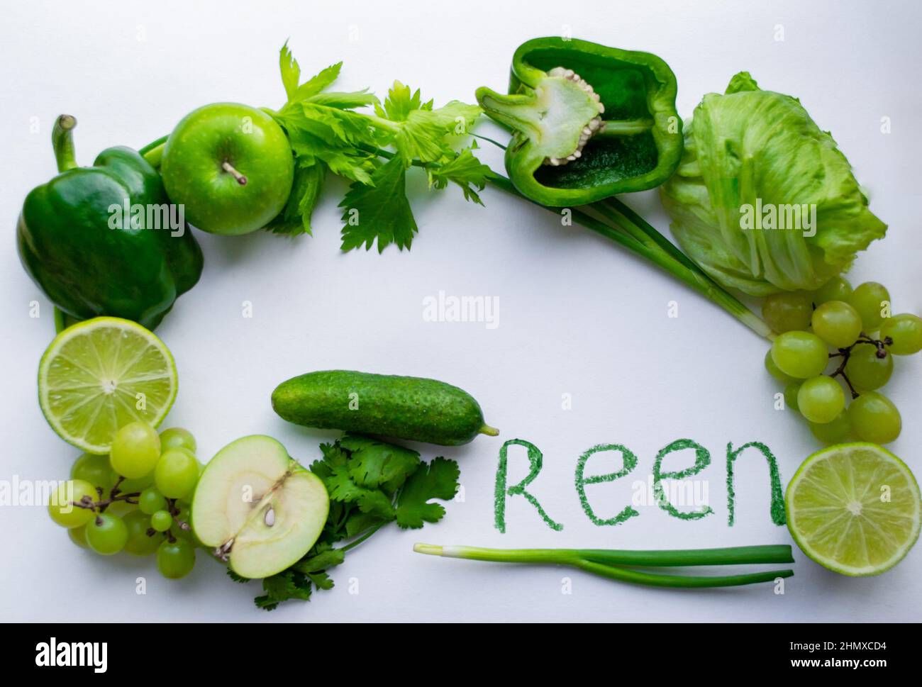 « G » signifie « Vert » ! La lettre G est bordée de légumes verts et de fruits. Mot vert et monde Banque D'Images