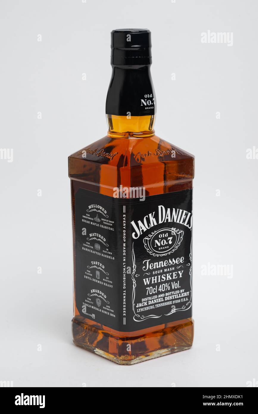 Riga, Lettonie- février 12,2022 : bouteille de Jack Daniels. Jack Daniels est une marque de Whiskey du Tennessee de la mash aigre . Avec masque Banque D'Images