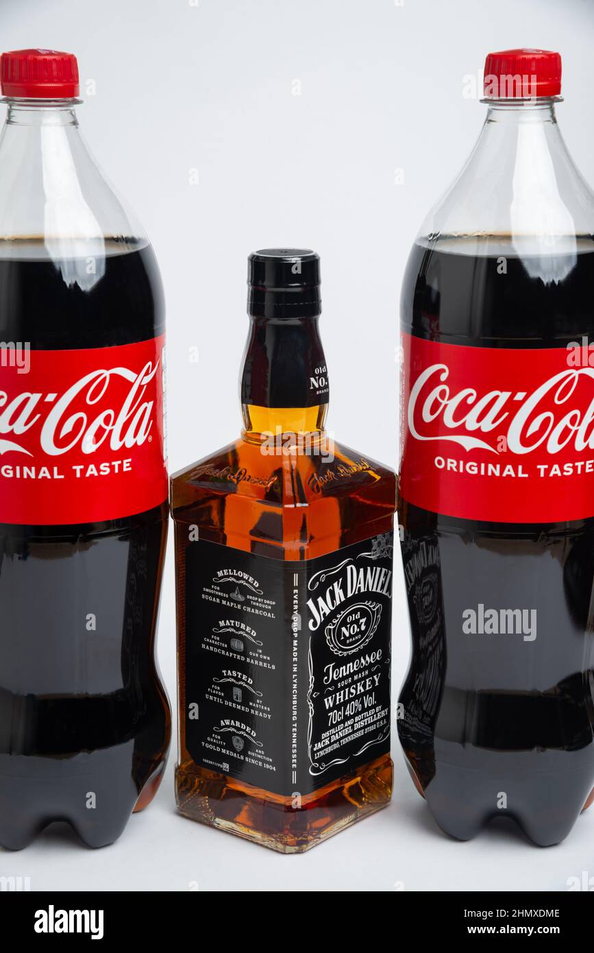 Riga, Lettonie février 12,2022:photo de la bouteille en plastique Coca-Cola et du whisky Jack Daniel isolé sur fond blanc avec chemin de coupure Banque D'Images