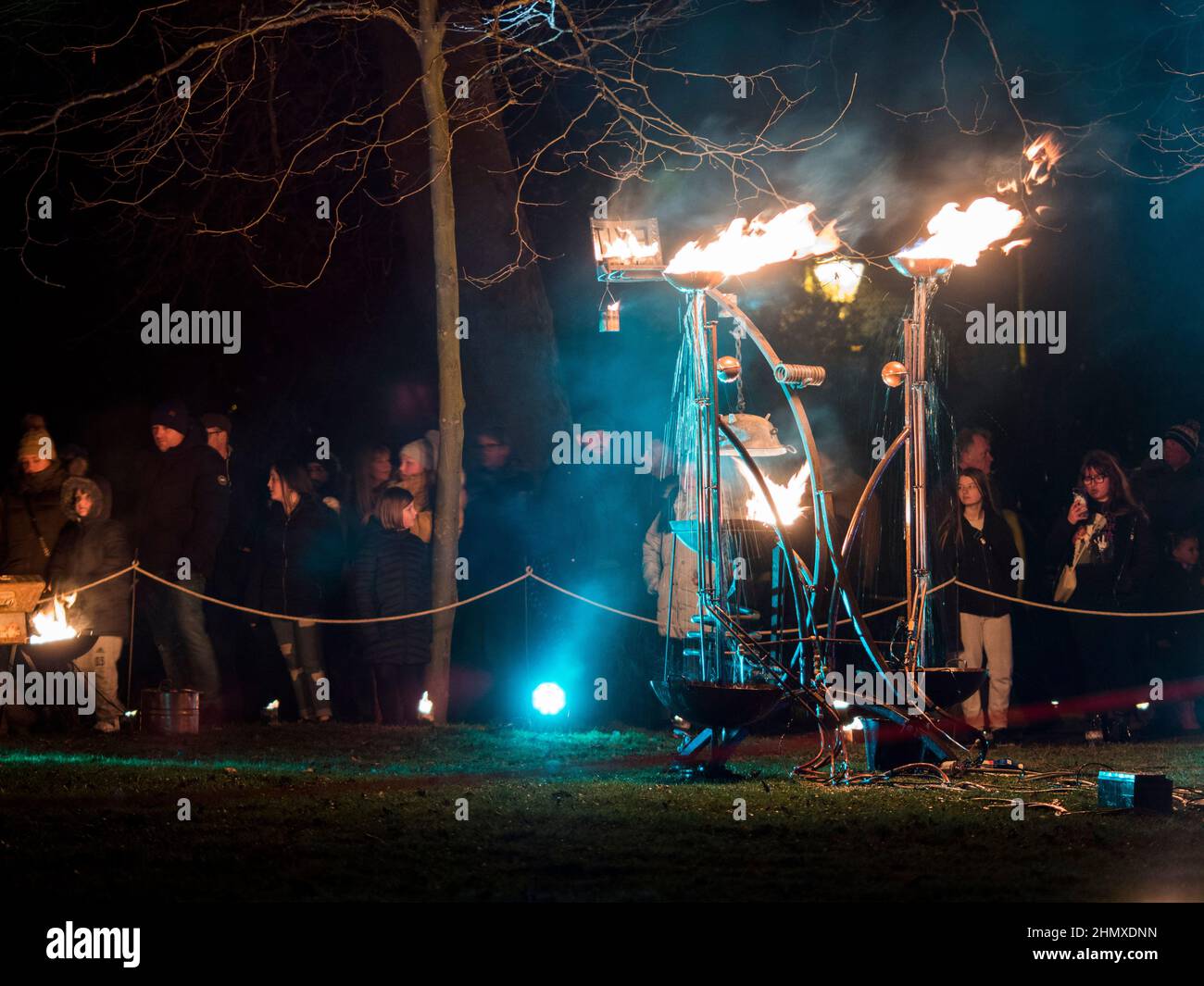 Rochester, Kent, Royaume-Uni. 12th févr. 2022. Le « Laboratoire des incendies de Mickensien » exploite la puissance du feu et de la vapeur dans une série d'installations activées par le public, tandis que divers voyageurs de l'époque victorienne présentent un récit moins connu de Dickens. Un spectacle artistique organisé par Emergency Exit Arts et Lightfires dans le cadre du festival Medway Light Nights (organisé par Medway Council et ses partenaires). Crédit : James Bell/Alay Live News Banque D'Images