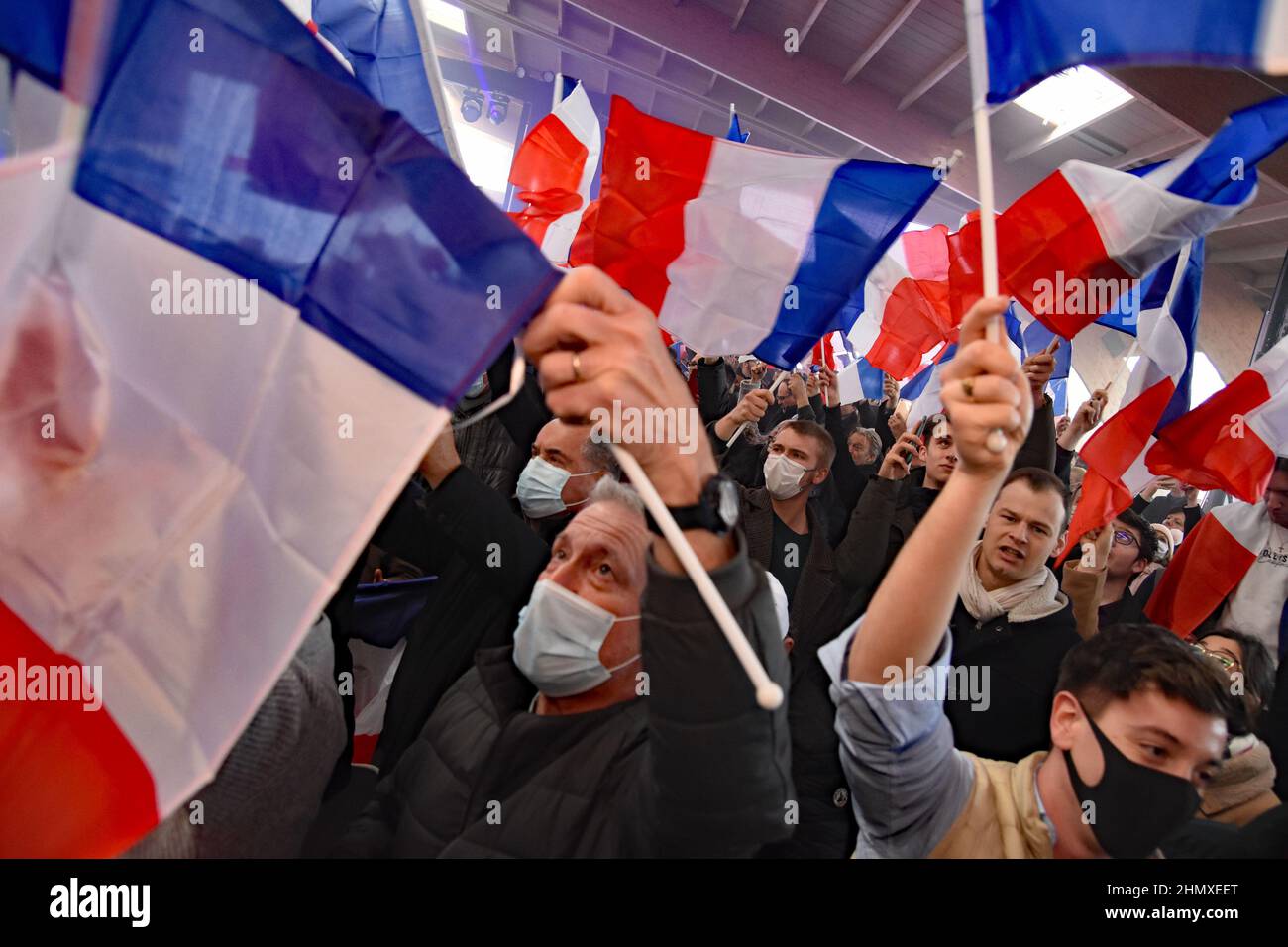 Saulieu, France. 12th févr. 2022. Rallye électoral du candidat à la présidence d'extrême droite Eric Zemmour à Saulieu, Bourgogne, Bourgogne, France, le 12 février 2022. Le rassemblement a été assisté par 3500 personnes sécurité était stricte, à la lumière des nombreux traite de mort Zemmour a reçu des centaines de policiers, la plupart en plein équipement d'émeute étaient présents. Voici une contre-manifestation, des communistes et des partis de gauche, qui ont qualifié le candidat présidentiel de fasciste. Pas de confrontation majeure en raison de la présence importante de la police. (Photo de Teun Voeten/Sipa USA) crédit: SIPA USA/Alay Live News Banque D'Images