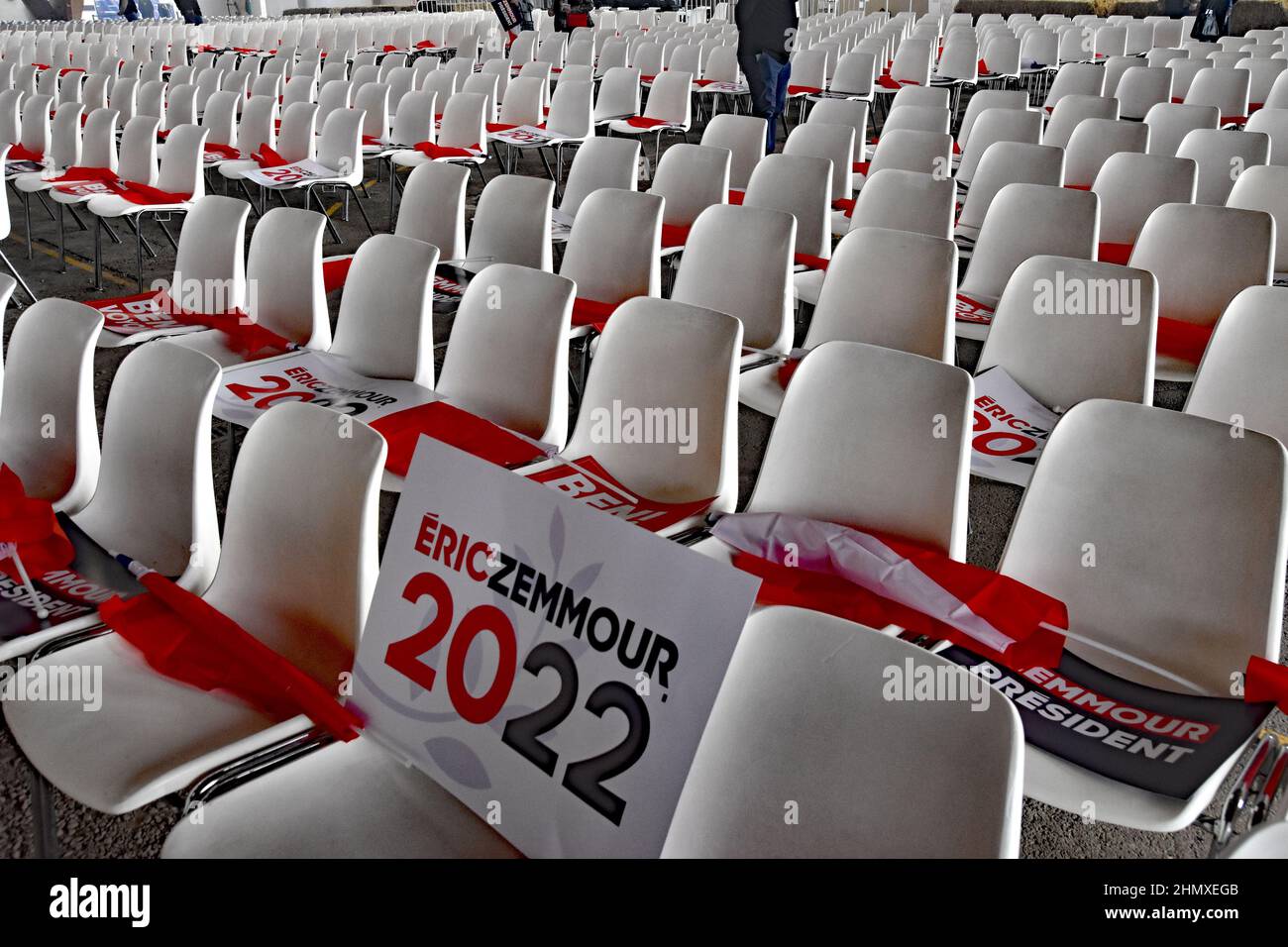 Saulieu, France. 12th févr. 2022. Rallye électoral du candidat à la présidence d'extrême droite Eric Zemmour à Saulieu, Bourgogne, Bourgogne, France, le 12 février 2022. Le rassemblement a été assisté par 3500 personnes sécurité était stricte, à la lumière des nombreux traite de mort Zemmour a reçu des centaines de policiers, la plupart en plein équipement d'émeute étaient présents. Voici une contre-manifestation, des communistes et des partis de gauche, qui ont qualifié le candidat présidentiel de fasciste. Pas de confrontation majeure en raison de la présence importante de la police. (Photo de Teun Voeten/Sipa USA) crédit: SIPA USA/Alay Live News Banque D'Images