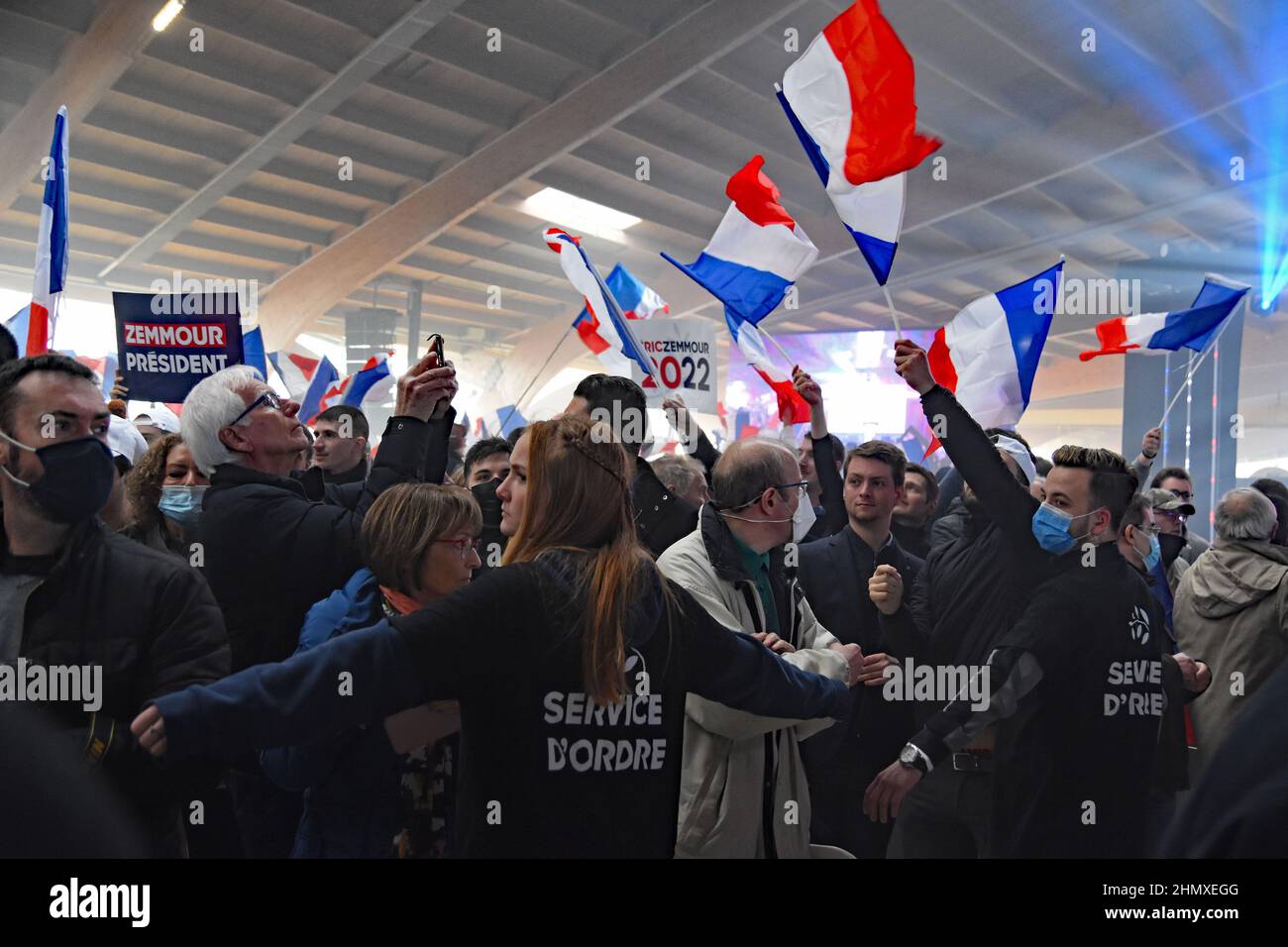 Saulieu, France. 12th févr. 2022. Rallye électoral du candidat à la présidence d'extrême droite Eric Zemmour à Saulieu, Bourgogne, Bourgogne, France, le 12 février 2022. Le rassemblement a été assisté par 3500 personnes sécurité était stricte, à la lumière des nombreux traite de mort Zemmour a reçu des centaines de policiers, la plupart en plein équipement d'émeute étaient présents. Voici une contre-manifestation, des communistes et des partis de gauche, qui ont qualifié le candidat présidentiel de fasciste. Pas de confrontation majeure en raison de la présence importante de la police. (Photo de Teun Voeten/Sipa USA) crédit: SIPA USA/Alay Live News Banque D'Images