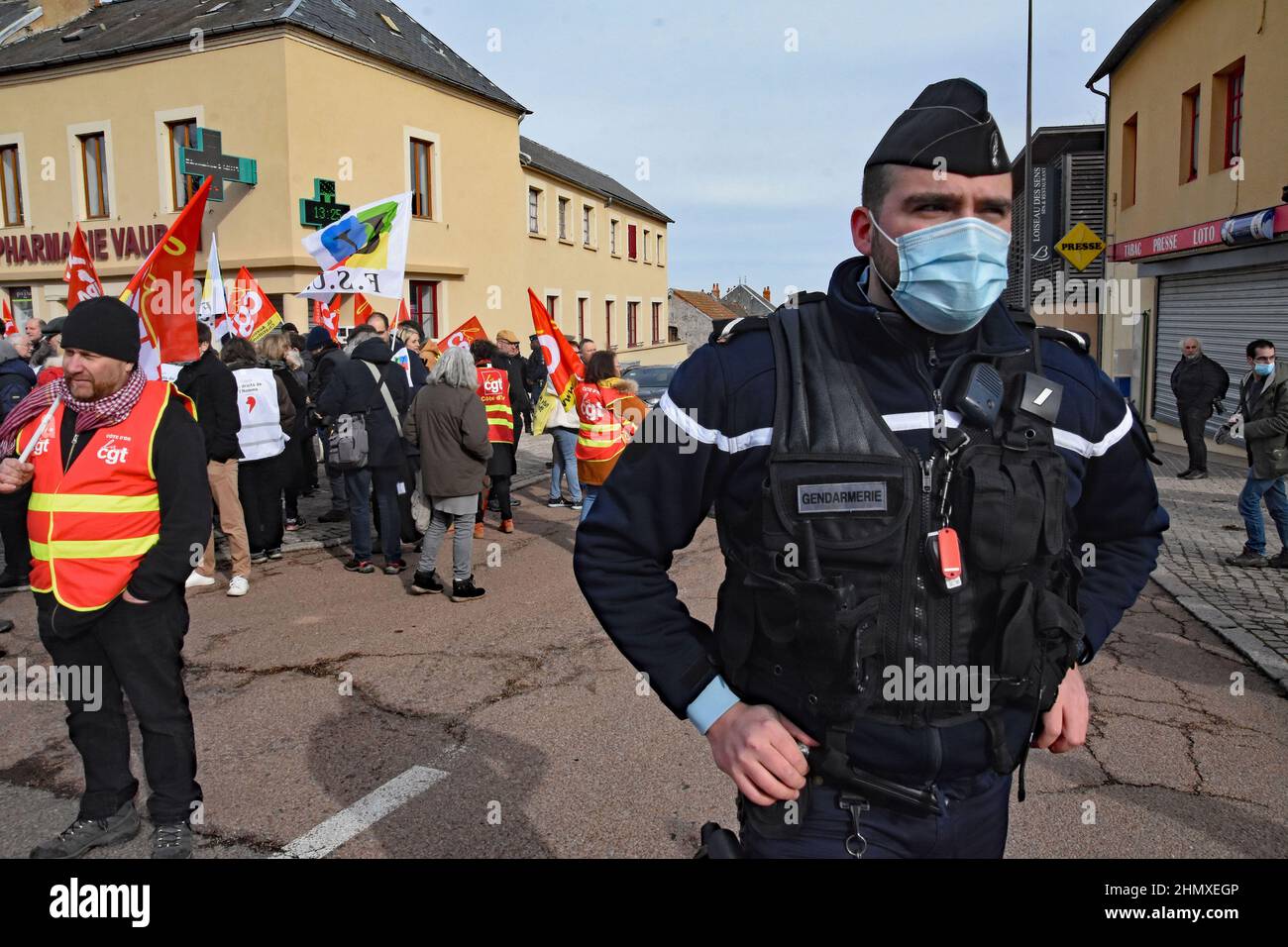 Saulieu, France. 12th févr. 2022. Rallye électoral du candidat à la présidence d'extrême droite Eric Zemmour à Saulieu, Bourgogne, Bourgogne, France, le 12 février 2022. Le rassemblement a été assisté par 3500 personnes sécurité était stricte, à la lumière des nombreux traite de mort Zemmour a reçu des centaines de policiers, la plupart en plein équipement d'émeute étaient présents. Voici une contre-manifestation, des communistes et des partis de gauche, qui ont qualifié le candidat présidentiel de fasciste. Pas de confrontation majeure en raison de la présence importante de la police. (Photo de Teun Voeten/Sipa USA) crédit: SIPA USA/Alay Live News Banque D'Images