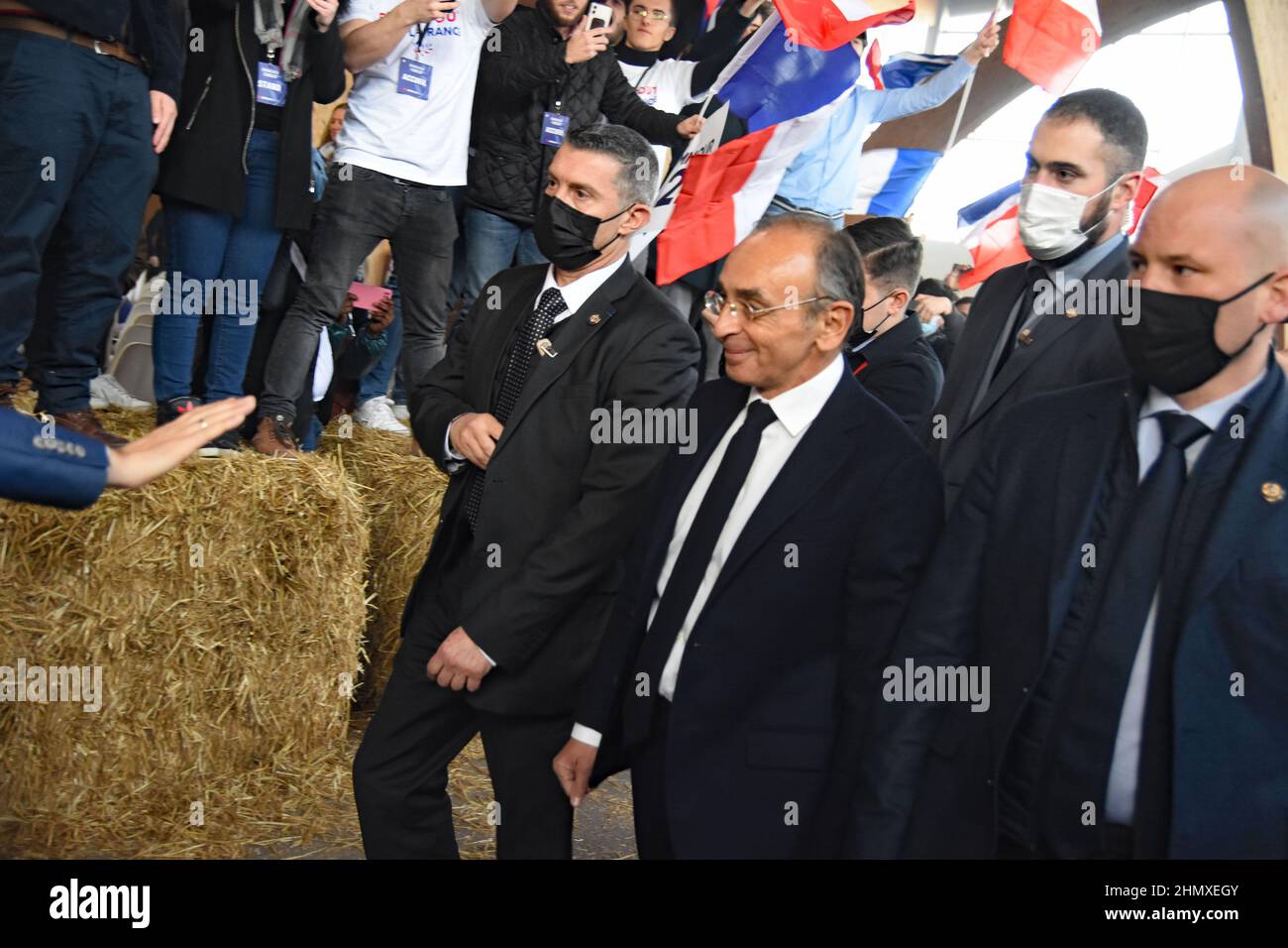 Saulieu, France. 12th févr. 2022. Rallye électoral du candidat à la présidence d'extrême droite Eric Zemmour à Saulieu, Bourgogne, Bourgogne, France, le 12 février 2022. Le rassemblement a été assisté par 3500 personnes sécurité était stricte, à la lumière des nombreux traite de mort Zemmour a reçu des centaines de policiers, la plupart en plein équipement d'émeute étaient présents. Voici une contre-manifestation, des communistes et des partis de gauche, qui ont qualifié le candidat présidentiel de fasciste. Pas de confrontation majeure en raison de la présence importante de la police. (Photo de Teun Voeten/Sipa USA) crédit: SIPA USA/Alay Live News Banque D'Images