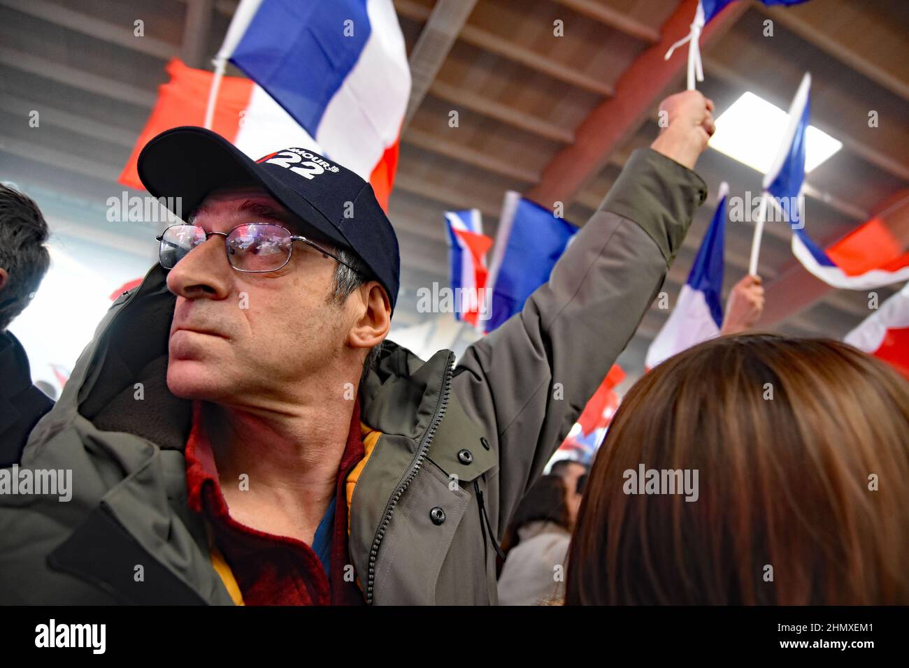 Saulieu, France. 12th févr. 2022. Rallye électoral du candidat à la présidence d'extrême droite Eric Zemmour à Saulieu, Bourgogne, Bourgogne, France, le 12 février 2022. Le rassemblement a été assisté par 3500 personnes sécurité était stricte, à la lumière des nombreux traite de mort Zemmour a reçu des centaines de policiers, la plupart en plein équipement d'émeute étaient présents. Voici une contre-manifestation, des communistes et des partis de gauche, qui ont qualifié le candidat présidentiel de fasciste. Pas de confrontation majeure en raison de la présence importante de la police. (Photo de Teun Voeten/Sipa USA) crédit: SIPA USA/Alay Live News Banque D'Images