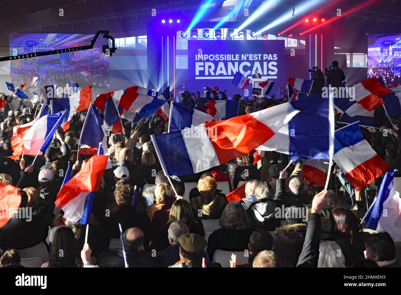 Saulieu, France. 12th févr. 2022. Rallye électoral du candidat à la présidence d'extrême droite Eric Zemmour à Saulieu, Bourgogne, Bourgogne, France, le 12 février 2022. Le rassemblement a été assisté par 3500 personnes sécurité était stricte, à la lumière des nombreux traite de mort Zemmour a reçu des centaines de policiers, la plupart en plein équipement d'émeute étaient présents. Voici une contre-manifestation, des communistes et des partis de gauche, qui ont qualifié le candidat présidentiel de fasciste. Pas de confrontation majeure en raison de la présence importante de la police. (Photo de Teun Voeten/Sipa USA) crédit: SIPA USA/Alay Live News Banque D'Images