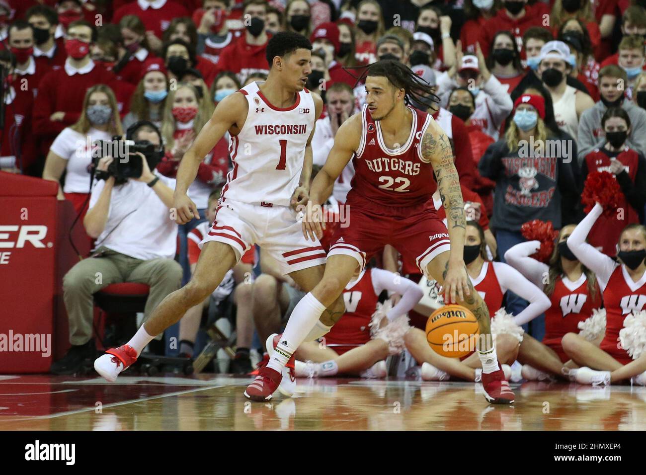 Madison, WI, États-Unis. 12th févr. 2022. Le gardien des chevaliers Rutgers Scarlet Caleb McConnell (22) est gardé par le garde des blaireaux du Wisconsin Johnny Davis (1) pendant le match de basketball NCAA entre les chevaliers Rutgers Scarlet et les blaireaux du Wisconsin au centre Kohl de Madison, WISCONSIN. Darren Lee/CSM/Alamy Live News Banque D'Images