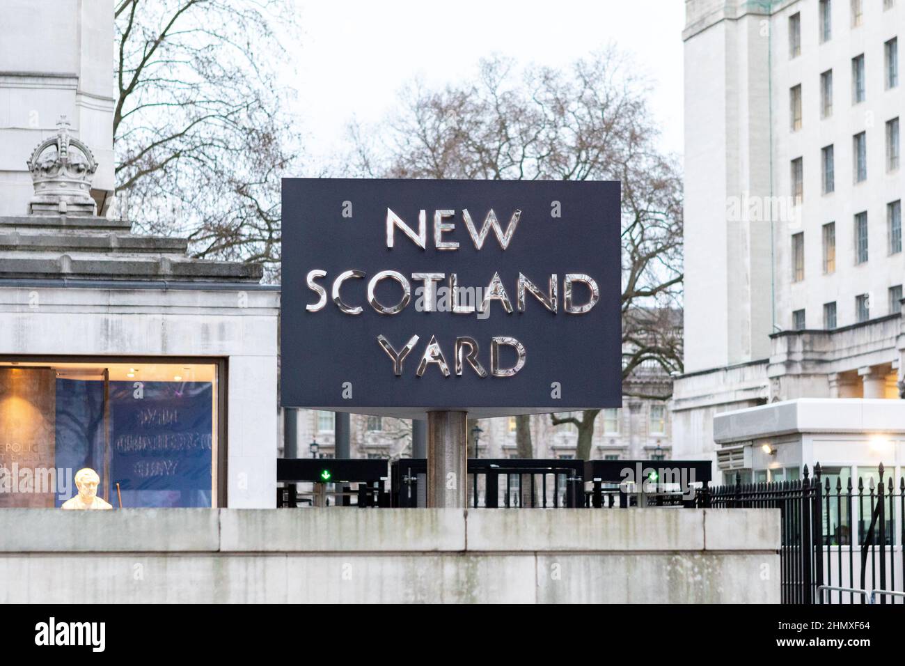 Un panneau indiquant « New Scotland Yard ». Banque D'Images
