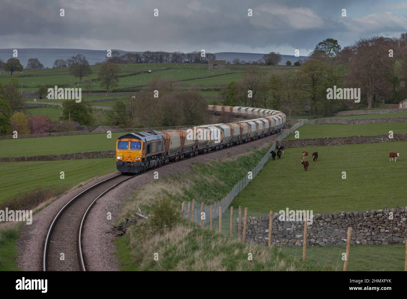 Rylstone (au nord de Skipton, branche de Rylstone) GB Railfreight classe 66 locomotive 66738 transportant un train de marchandises en pierre Rylstone - Leeds Hunslet Banque D'Images