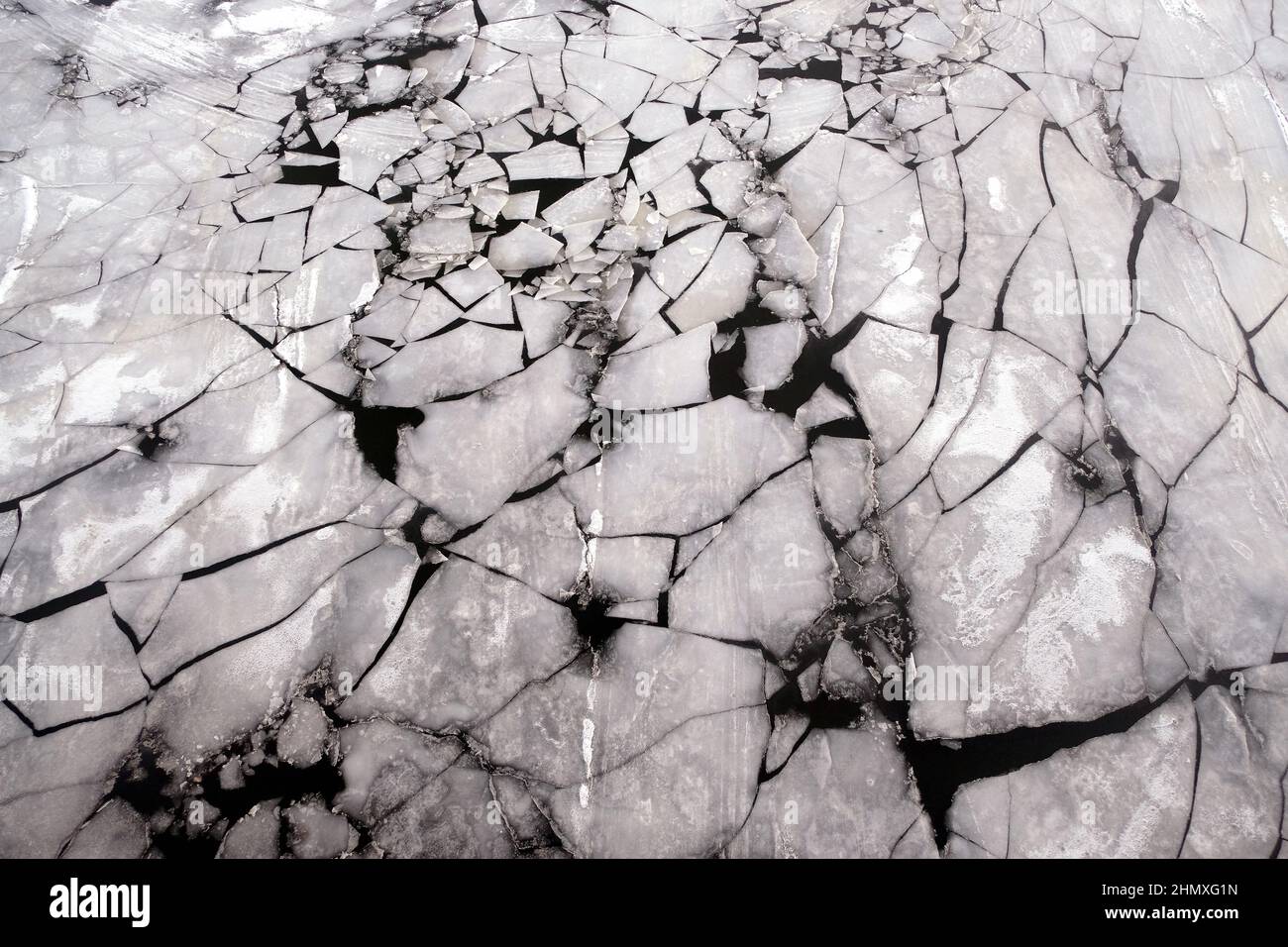 Floes de glace brisés flottant sur l'antenne de la rivière vue de dessus de drone Banque D'Images