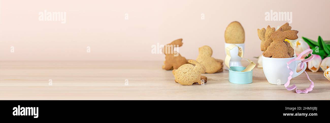 Arrière-plan de Pâques. Joyeuses fêtes de Pâques. Biscuits de Pâques. Bannière joyeuses pâques. Tulipes. Pâques. Bannière. Espace de copie Banque D'Images