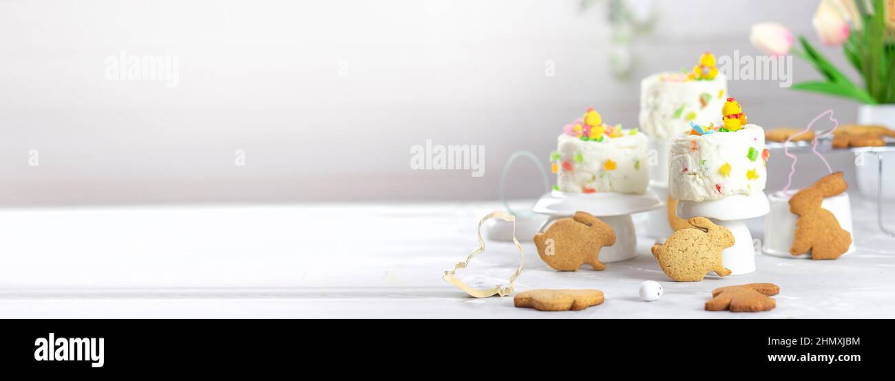 Arrière-plan de Pâques. Joyeuses fêtes de Pâques. Bannière joyeuses pâques. Œufs de Pâques multicolores. Pâques. Bannière. Espace de copie Banque D'Images