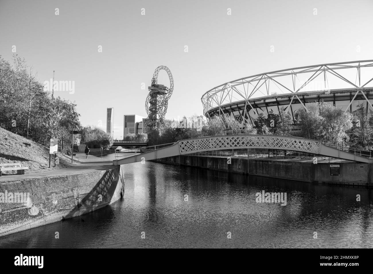 Paysage d'hiver au parc olympique Queen Elizabeth, avec la rivière Lea qui coule à travers la scène. Banque D'Images