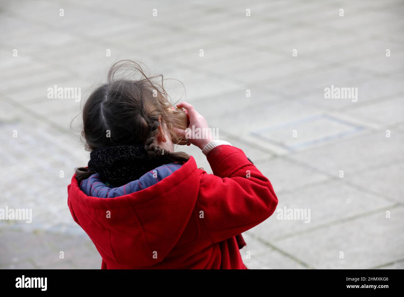Une jeune fille photographiée avec un appareil photo à Portsmouth, Hampshire, Royaume-Uni. Banque D'Images