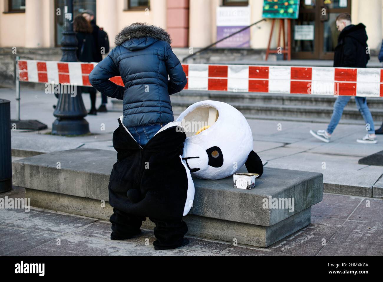 Une femme est vue enlever un costume de panda à Varsovie, en Pologne, le 12 février 2022. Banque D'Images