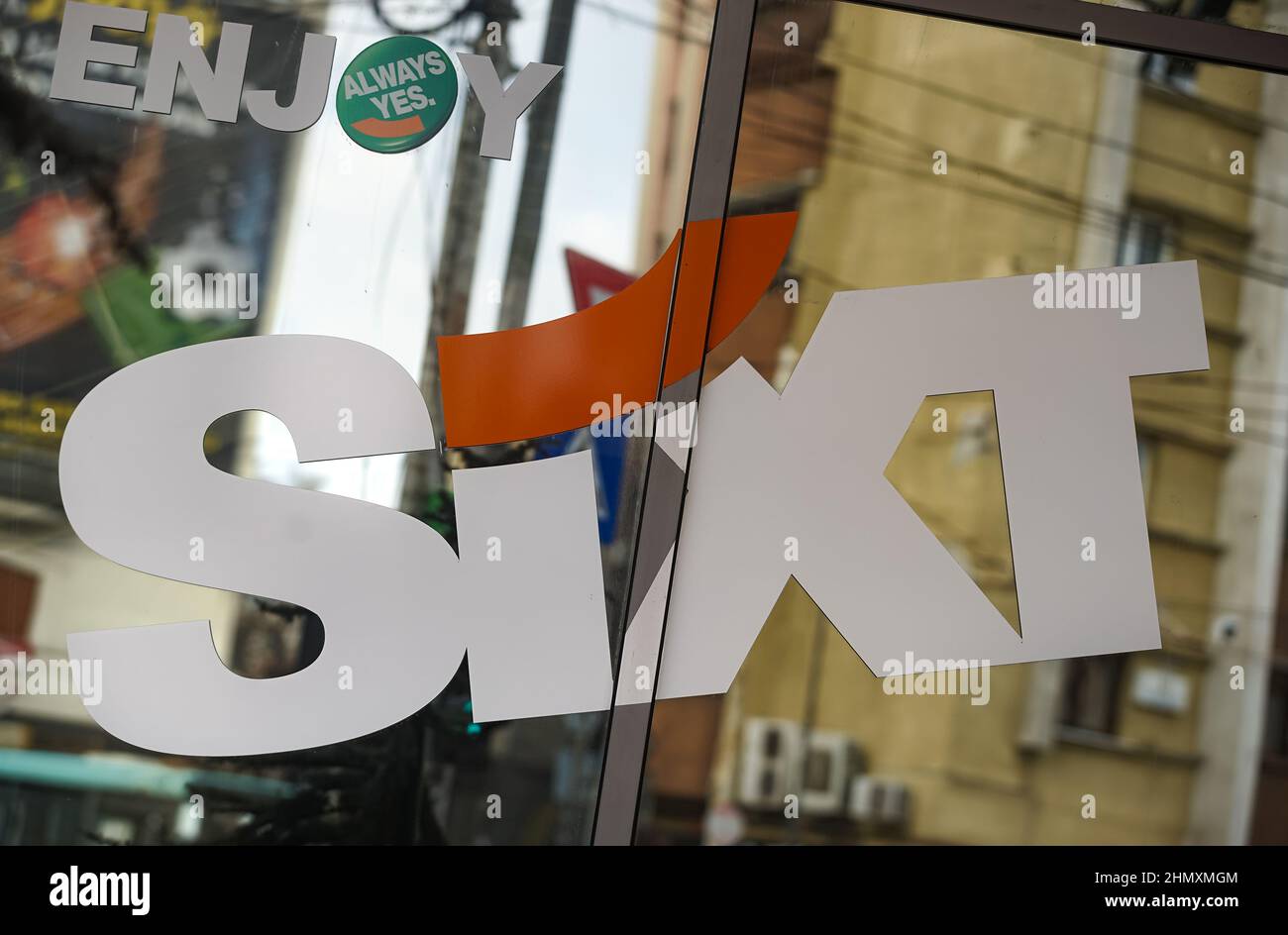 Bucarest, Roumanie - 12 janvier 2022: Un logo de l'allemand louer une voiture - le fournisseur de services de mobilité internationale SIXT se peut être vu sur la fenêtre de Banque D'Images