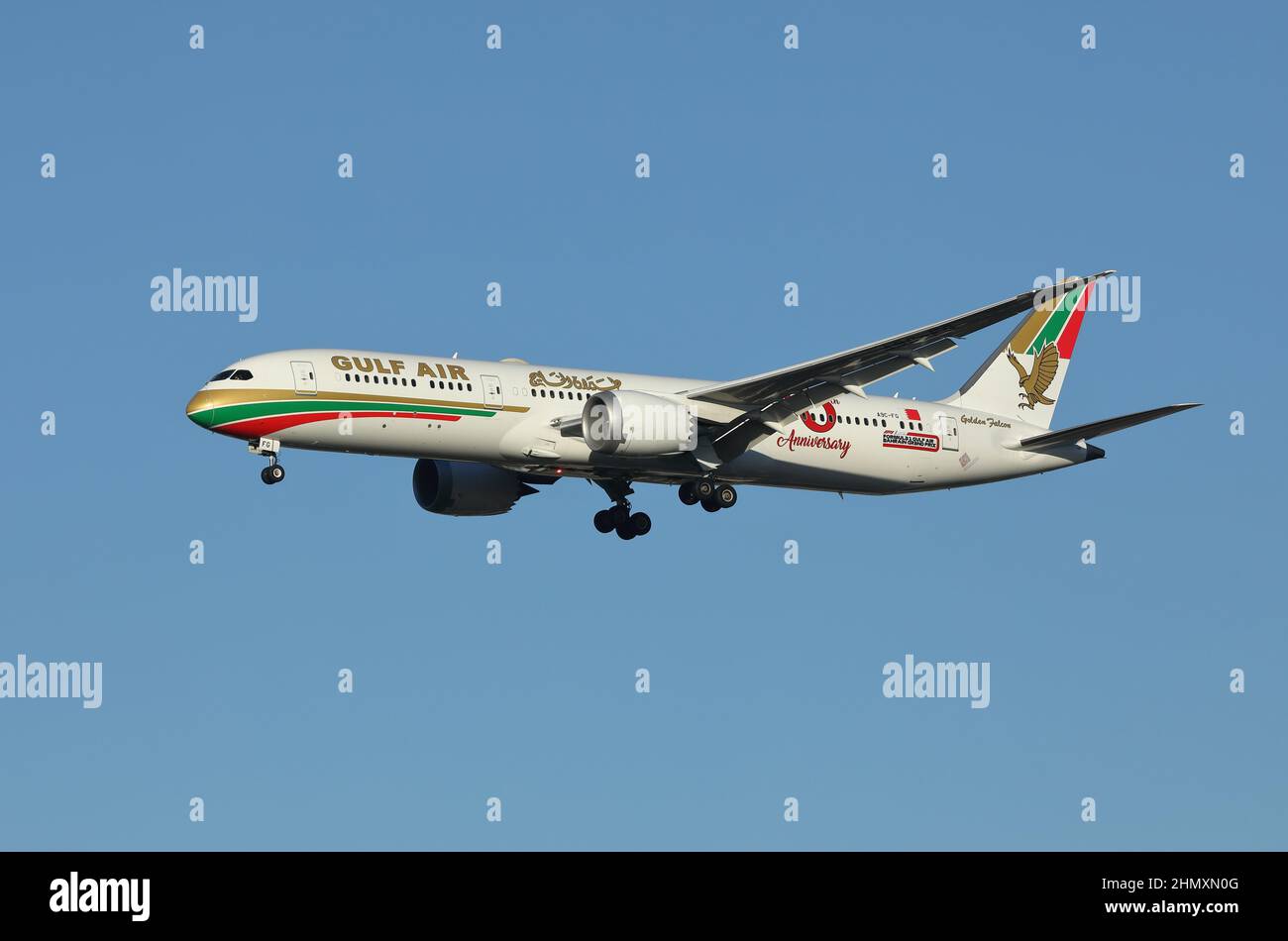 Le Boeing 787 Dreamliner de Gulf Air, peint dans une décoration rétro, approche de l'aéroport de Heathrow, Londres, en janvier 2022. Banque D'Images