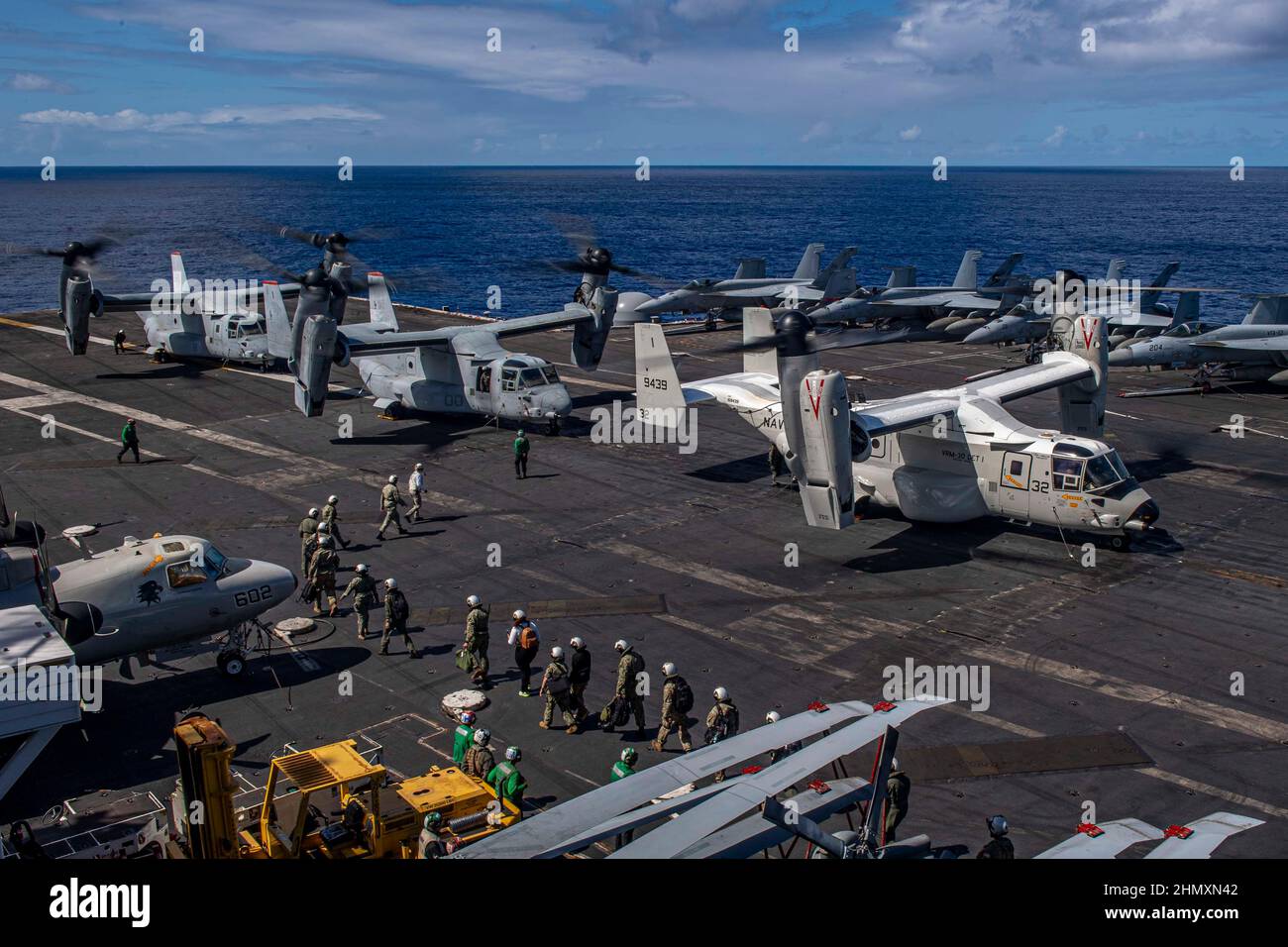 220209-N-YN807-1099 OCÉAN PACIFIQUE (FÉV 9, 2022) des hauts dirigeants militaires traversent le pont de vol pour quitter le porte-avions de la classe Nimitz USS Carl Vinson (CVN 70), le 9 février 2022. Vinson mène actuellement des opérations maritimes de routine dans la flotte américaine 3rd. (É.-U. Photo de la marine par le spécialiste des communications de masse 3rd classe Megan Alexander) Banque D'Images