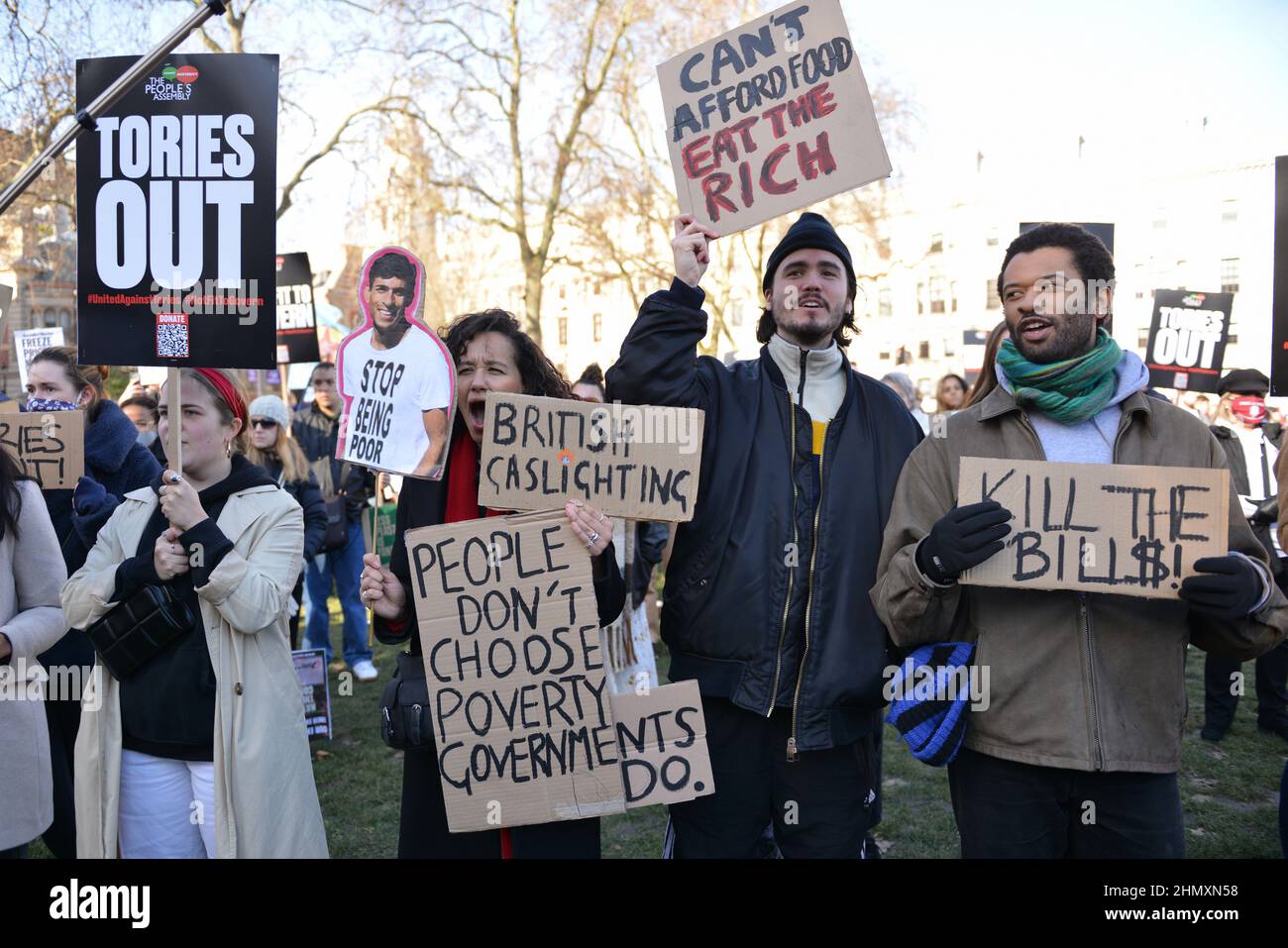 Des manifestants tiennent des pancartes pendant la manifestation.des manifestants anti-gouvernementaux se sont rassemblés sur la place du Parlement pour s'opposer à l'augmentation prévue des coûts énergétiques et du coût de la vie, car il a été signalé que la facture énergétique annuelle d'un ménage moyen pourrait augmenter. (Photo de Thomas Krych / SOPA Images/Sipa USA) Banque D'Images