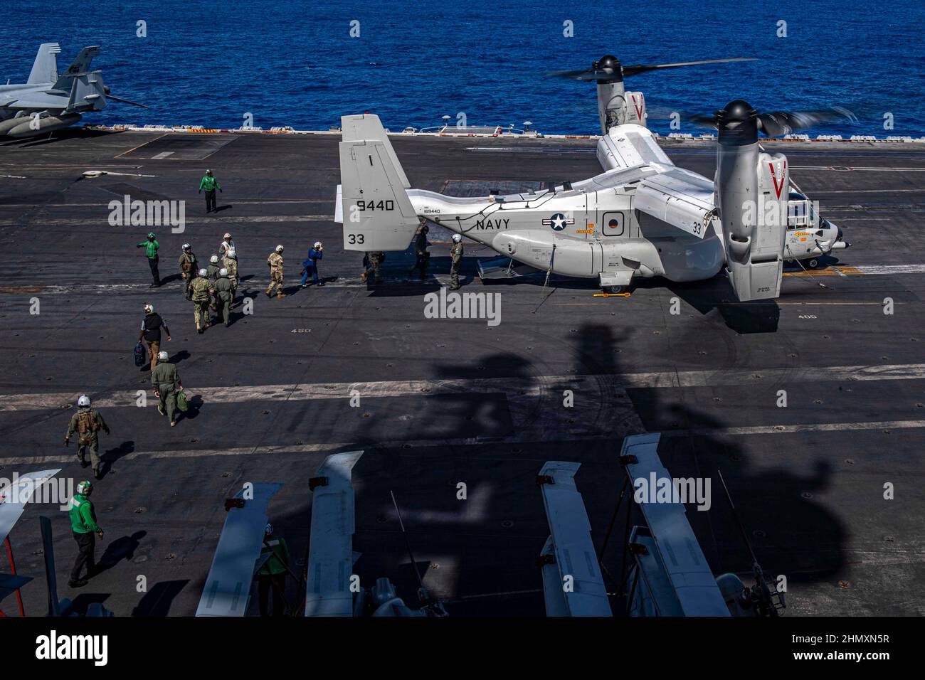 220209-N-YN807-1116 OCÉAN PACIFIQUE (FÉV 9, 2022) des hauts dirigeants militaires traversent le pont de vol du porte-avions de la classe Nimitz USS Carl Vinson (CVN 70) pour monter à bord d’un CMV-22B Osprey, affecté aux « Titans » de l’Escadron multimission (VRM) de la logistique de la flotte 30, le 9 février 2022. Vinson mène actuellement des opérations maritimes de routine dans la flotte américaine 3rd. (É.-U. Photo de la marine par le spécialiste des communications de masse 3rd classe Megan Alexander) Banque D'Images