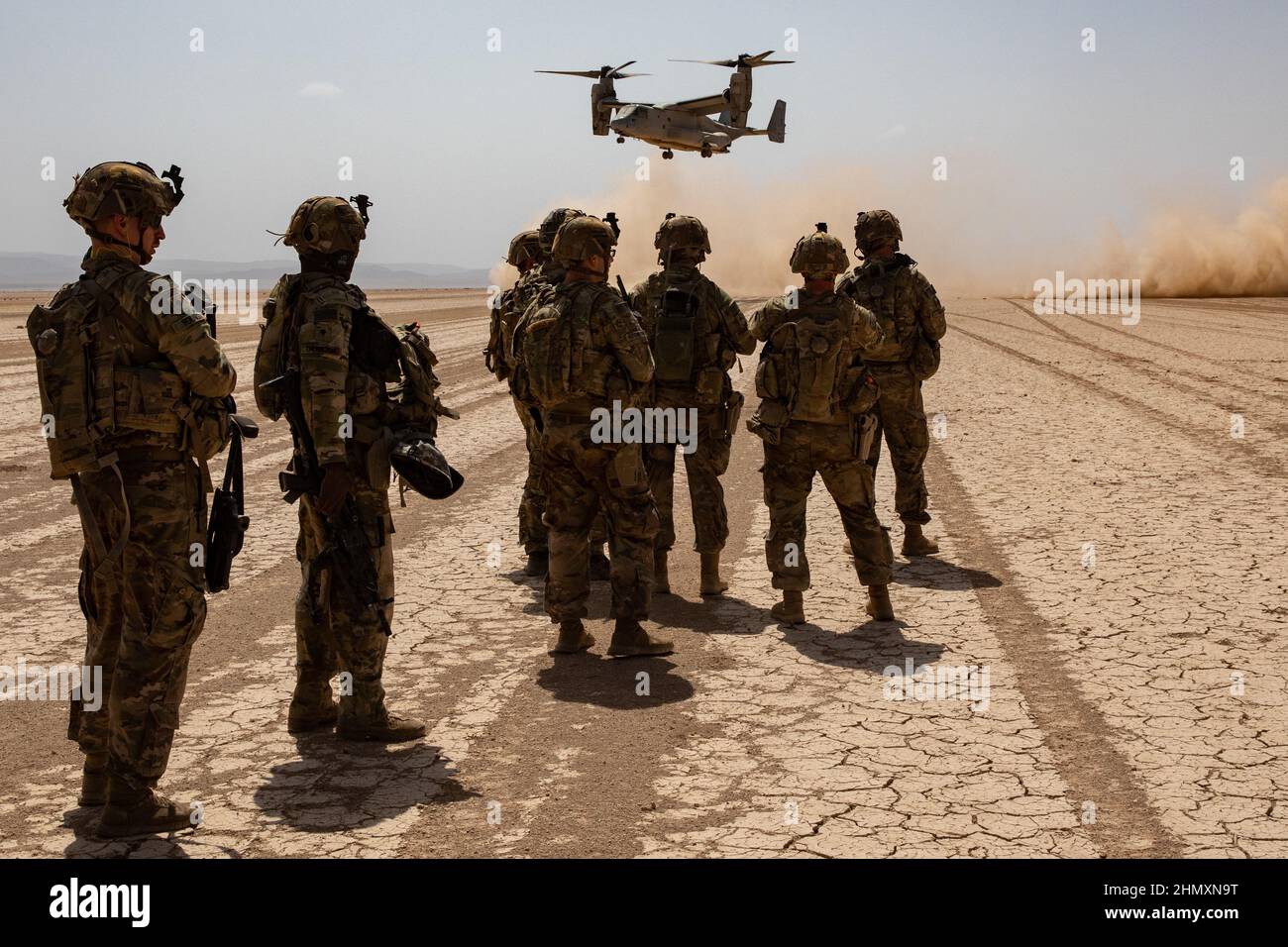 Les soldats de la garde nationale de l'Armée de Virginie affectés à la Force d'intervention de l'Afrique de l'est (EARF), à la Force opérationnelle Red Dragon, à la Force opérationnelle interarmées combinée Horn of Africa (CJTF-HOA), se préparent à monter à bord du MV-22 Ospreys lors d'un assaut aérien avec le US Marine corps Medium Tiltrotor Squadron-161 (VMM-161) dans le désert de Grand Bara, 8 fév. 2022. L'EARF a pour mission de répondre à un large éventail d'opérations militaires afin de fournir une réponse à une crise de défense limitée dans la région, y compris un appui aux opérations d'évacuation non combattantes, à l'aide humanitaire, aux opérations de secours en cas de catastrophe et à la capacité de redressement Banque D'Images